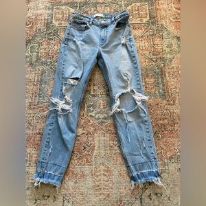 Abercrombie and Fitch High Rise Mom Jeans/ Size 28 or 6 Regular